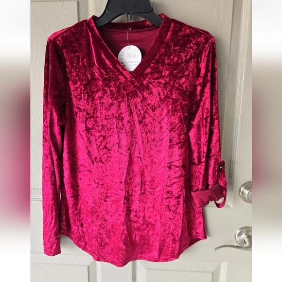 Crystal Boutique Crushed Velvety Blouse Sz M Red Roll Tab Sleeve V Neck New - Picture 4 of 11